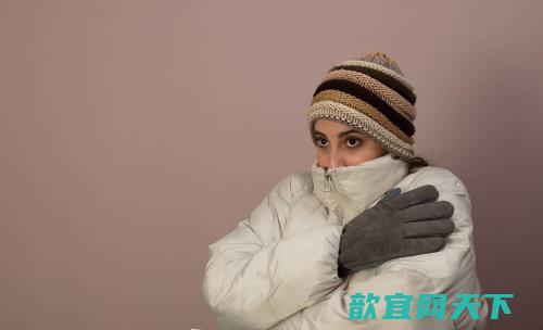 女性冬季手脚冰凉，是气血不足还是体虚？这是女性对寒冷