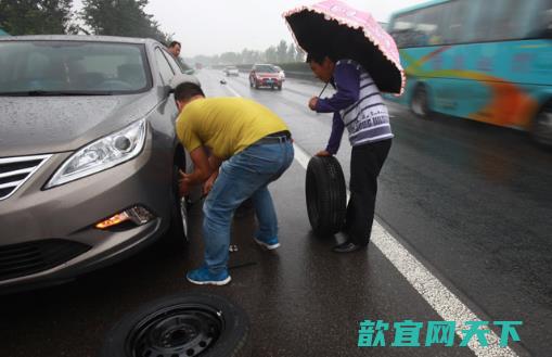 高速路上爆胎的正确处理方法