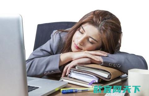 白领午休喜欢趴着睡 导致的健康危害不可轻视